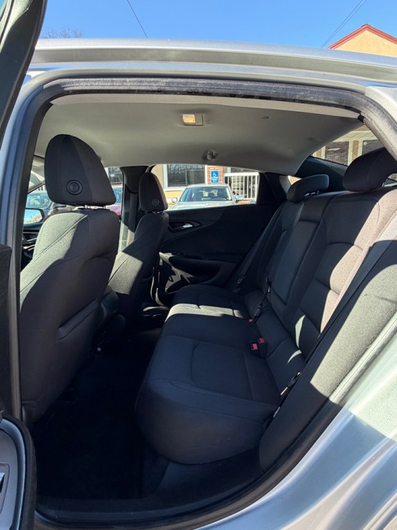 2017 Chevrolet Malibu Image 10