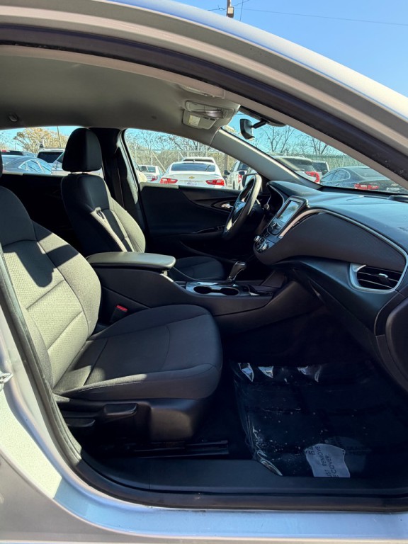2017 Chevrolet Malibu Image 13