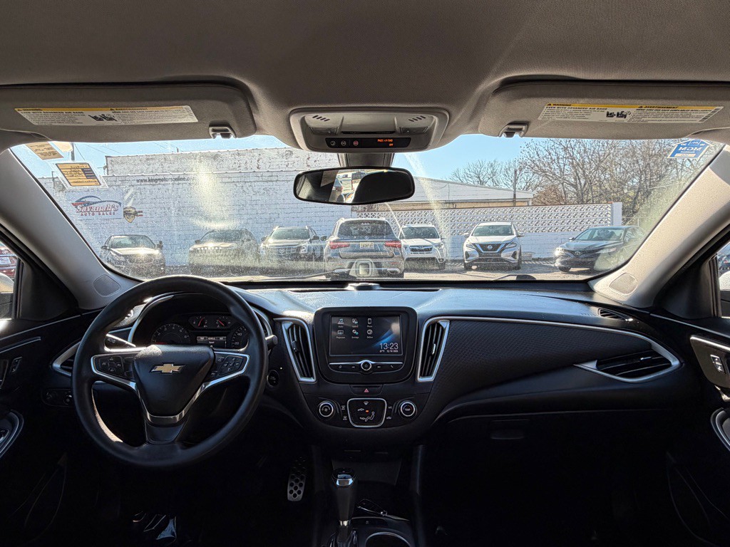 2017 Chevrolet Malibu Image 14