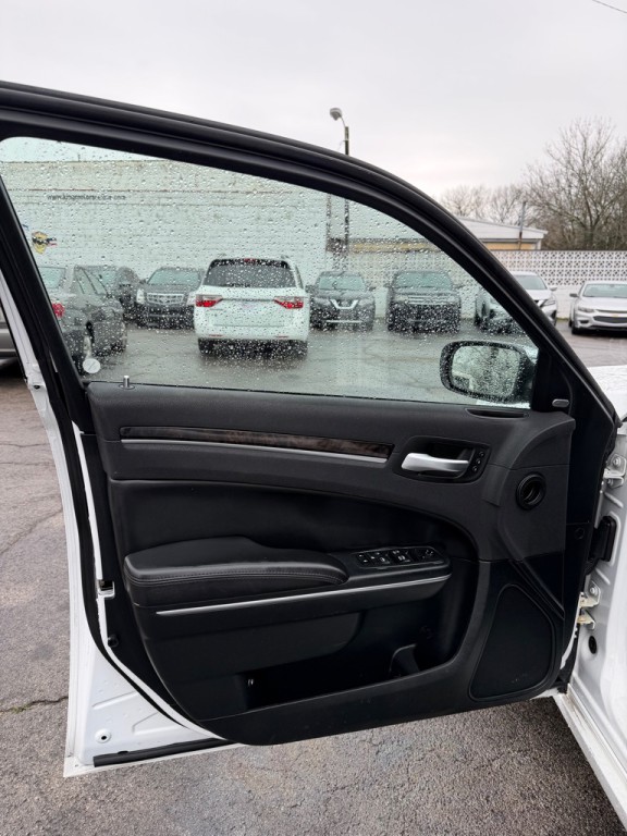 2018 Chrysler 300 Image 9