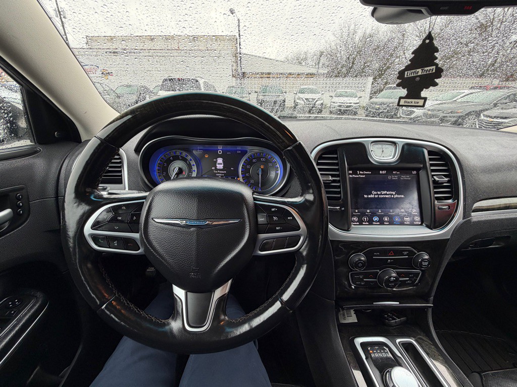 2018 Chrysler 300 Image 16