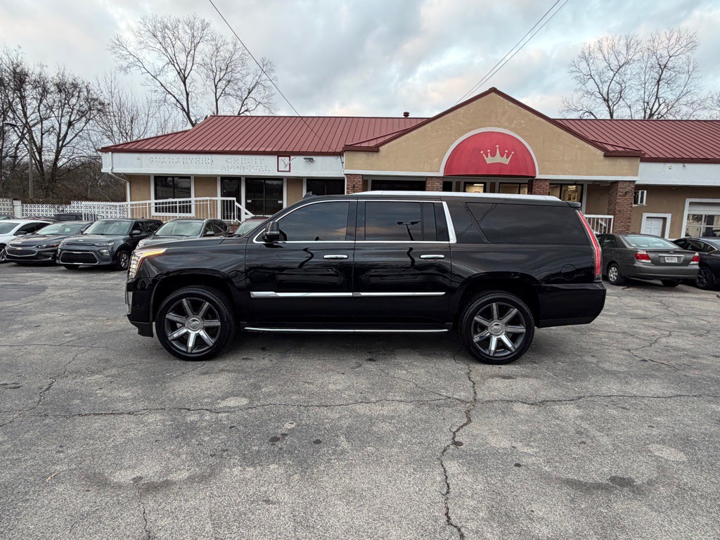 2017 Cadillac Escalade Image 2