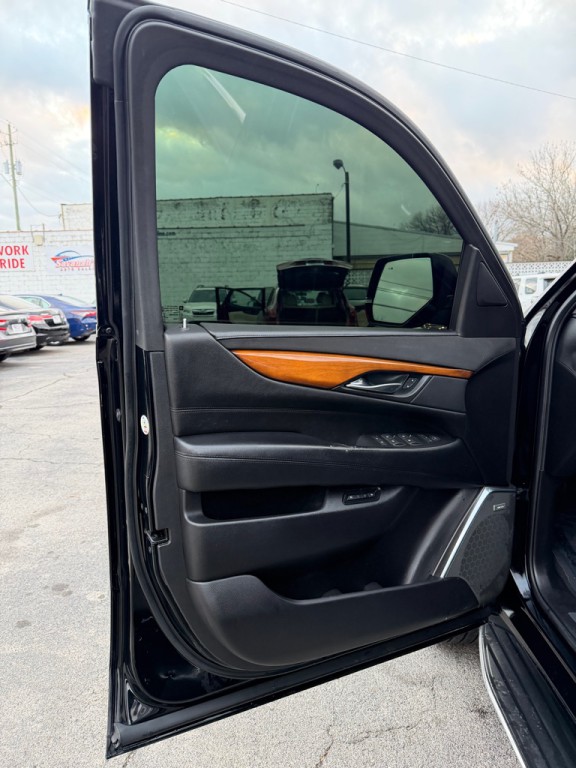 2017 Cadillac Escalade Image 9