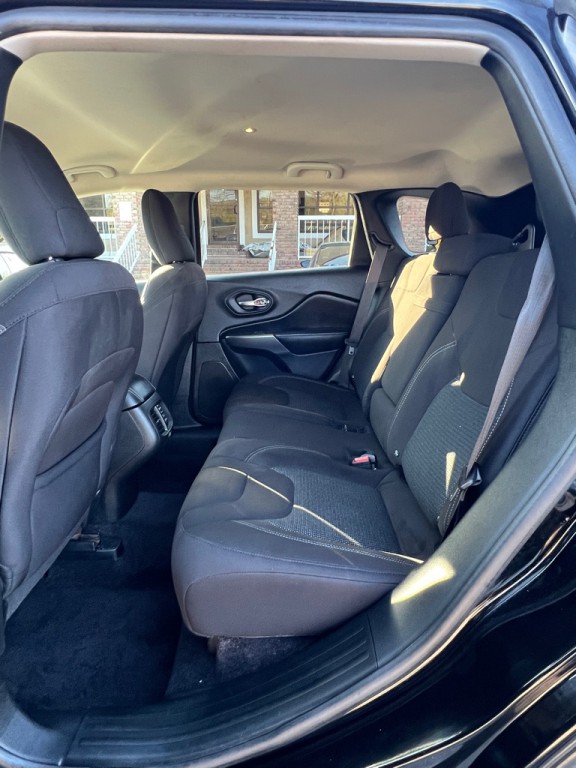 2019 Jeep Cherokee Image 12