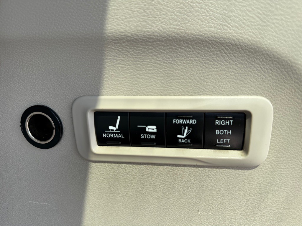 2020 Chrysler Pacifica Image 25