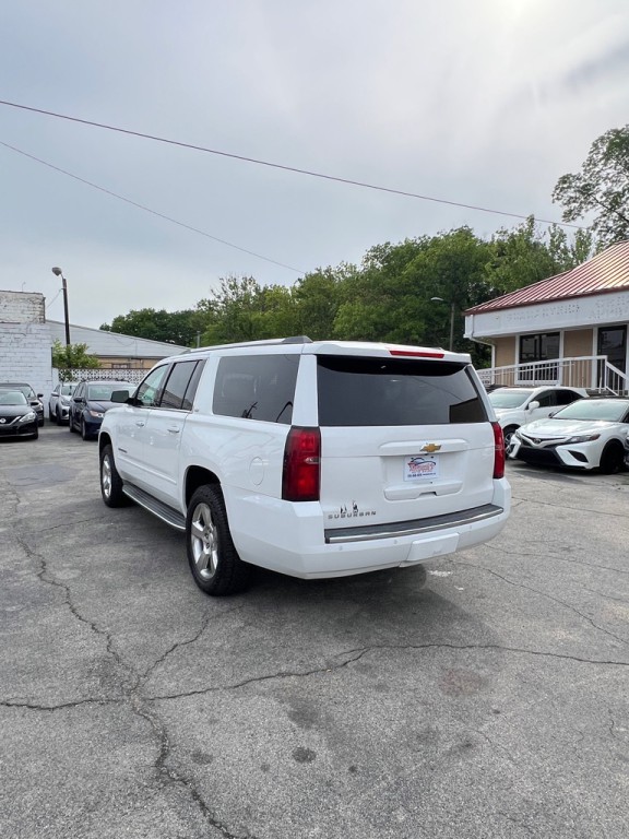 2015 Chevrolet Suburban Image 3