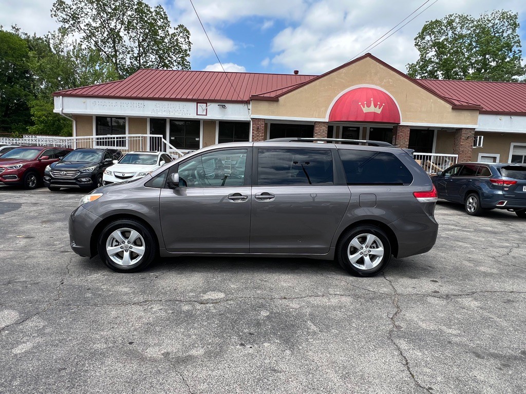 2011 Toyota Sienna Image 2