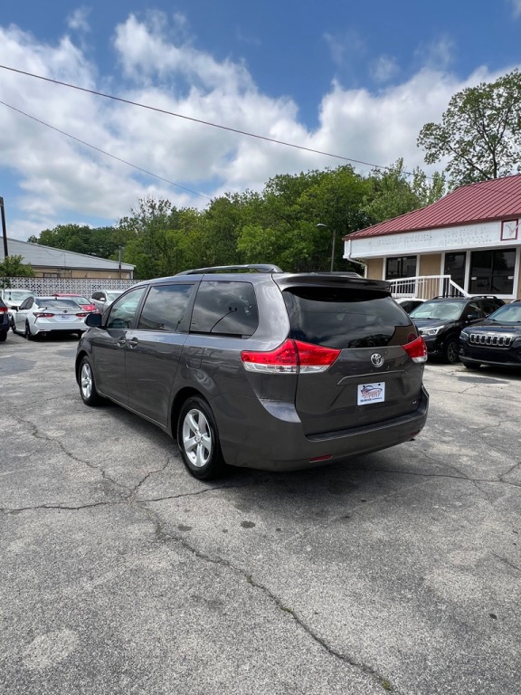 2011 Toyota Sienna Image 3