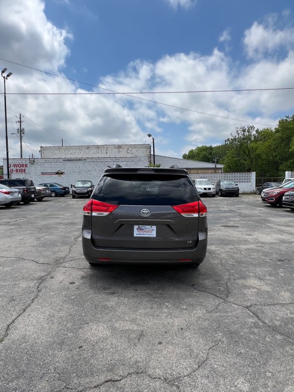 2011 Toyota Sienna Image 4