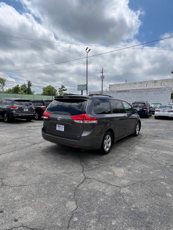 2011 Toyota Sienna Image 5