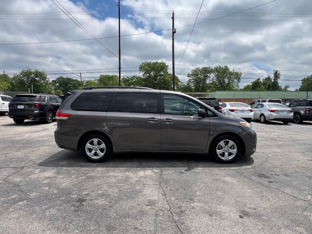 2011 Toyota Sienna Image 6
