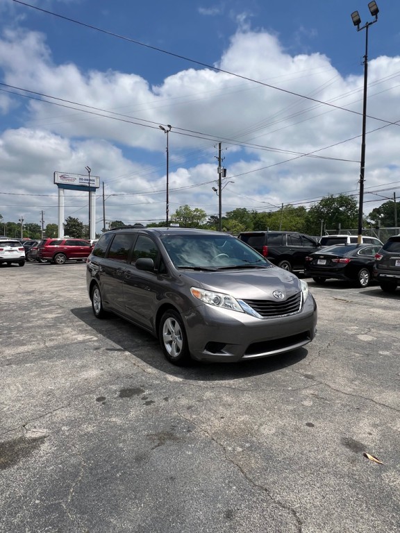 2011 Toyota Sienna Image 7