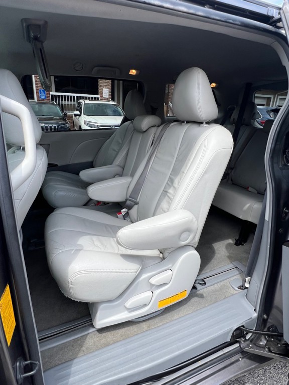 2011 Toyota Sienna Image 11