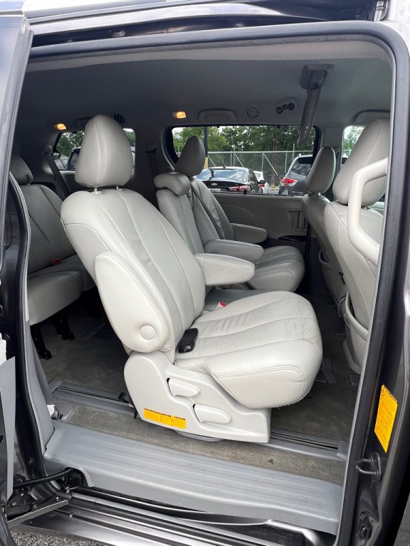 2011 Toyota Sienna Image 12