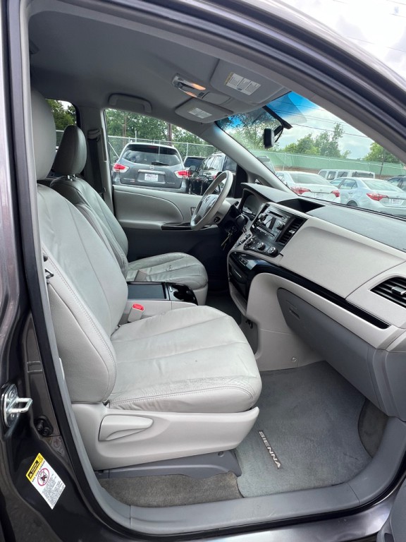 2011 Toyota Sienna Image 14