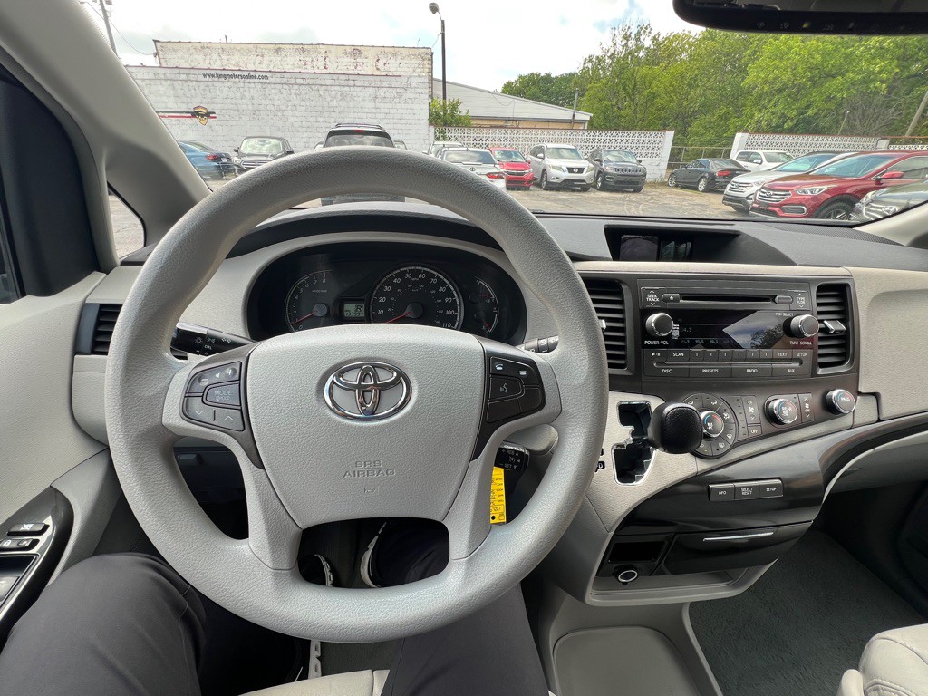 2011 Toyota Sienna Image 16