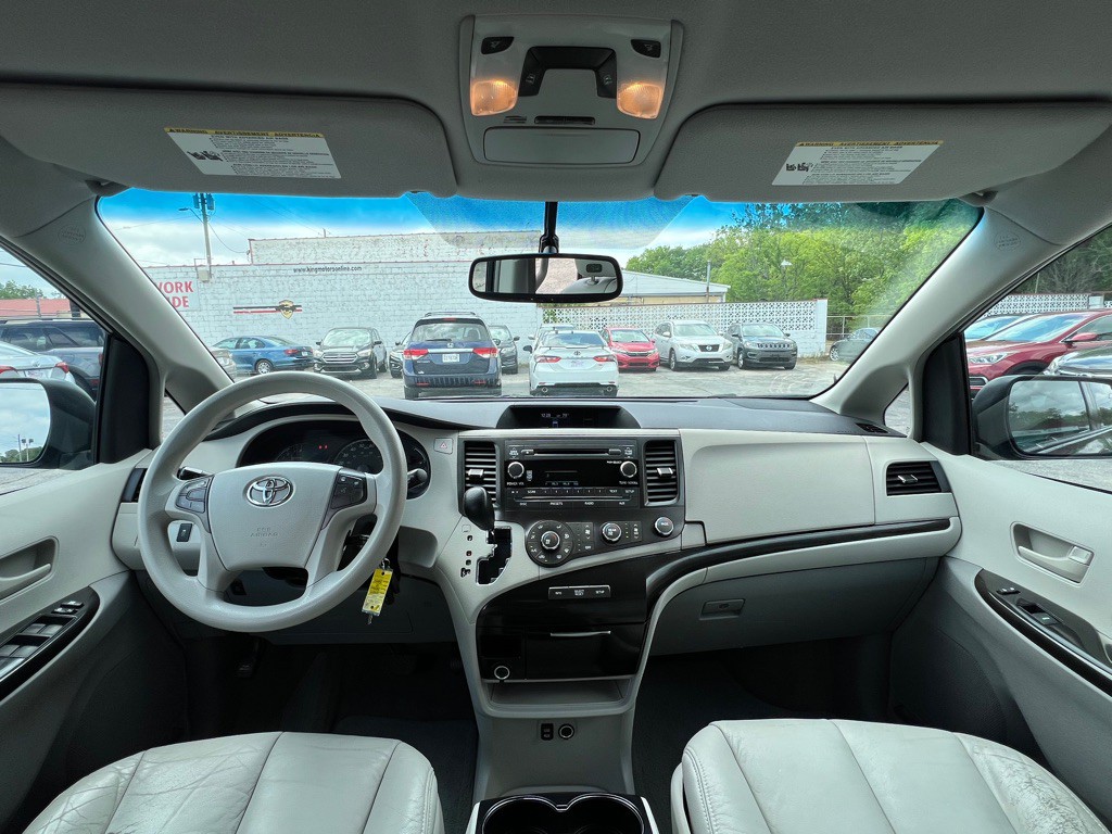2011 Toyota Sienna Image 17