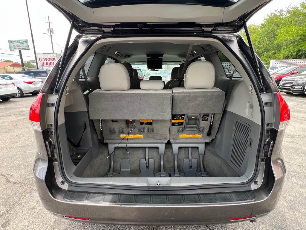 2011 Toyota Sienna Image 18