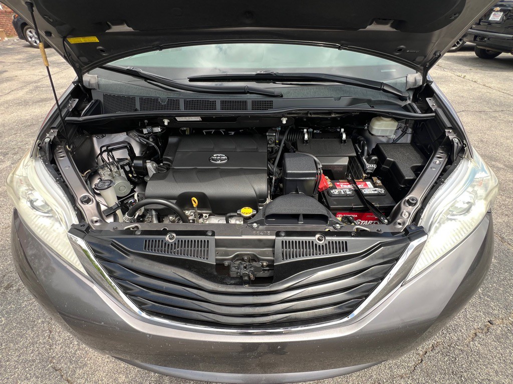 2011 Toyota Sienna Image 19