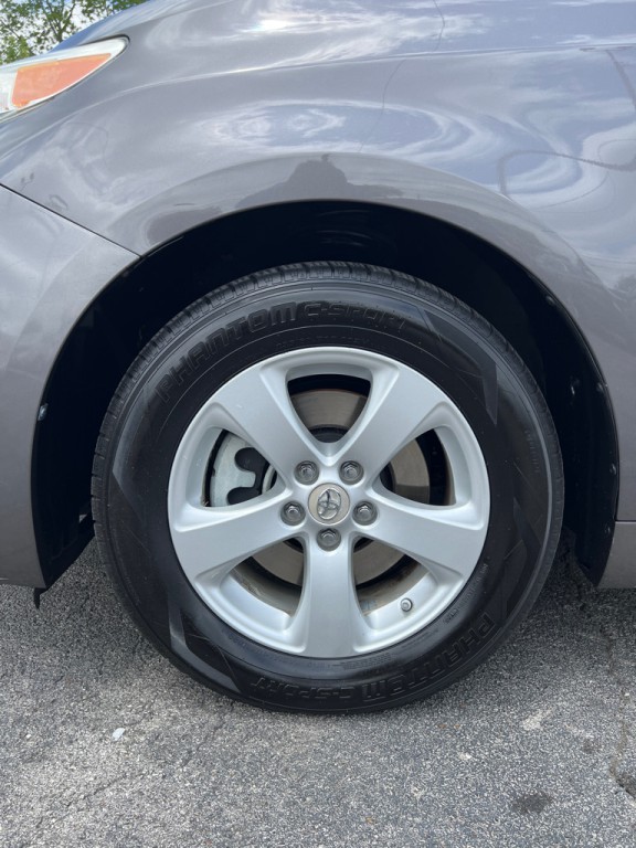 2011 Toyota Sienna Image 20