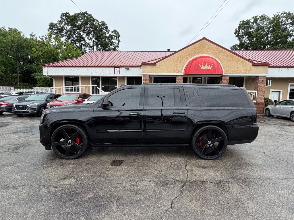 2017 Cadillac Escalade Image 2