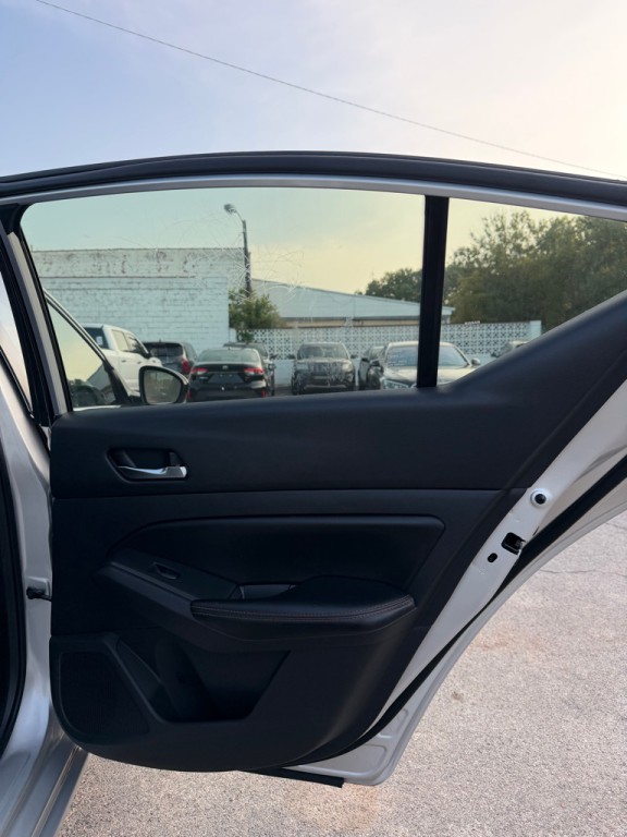 2020 Nissan Altima Image 17