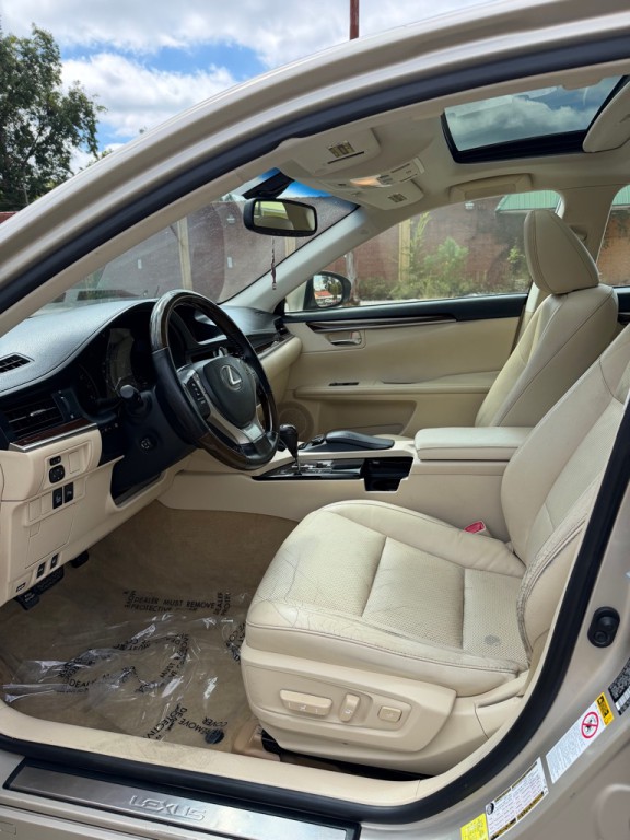 2015 Lexus ES Image 16