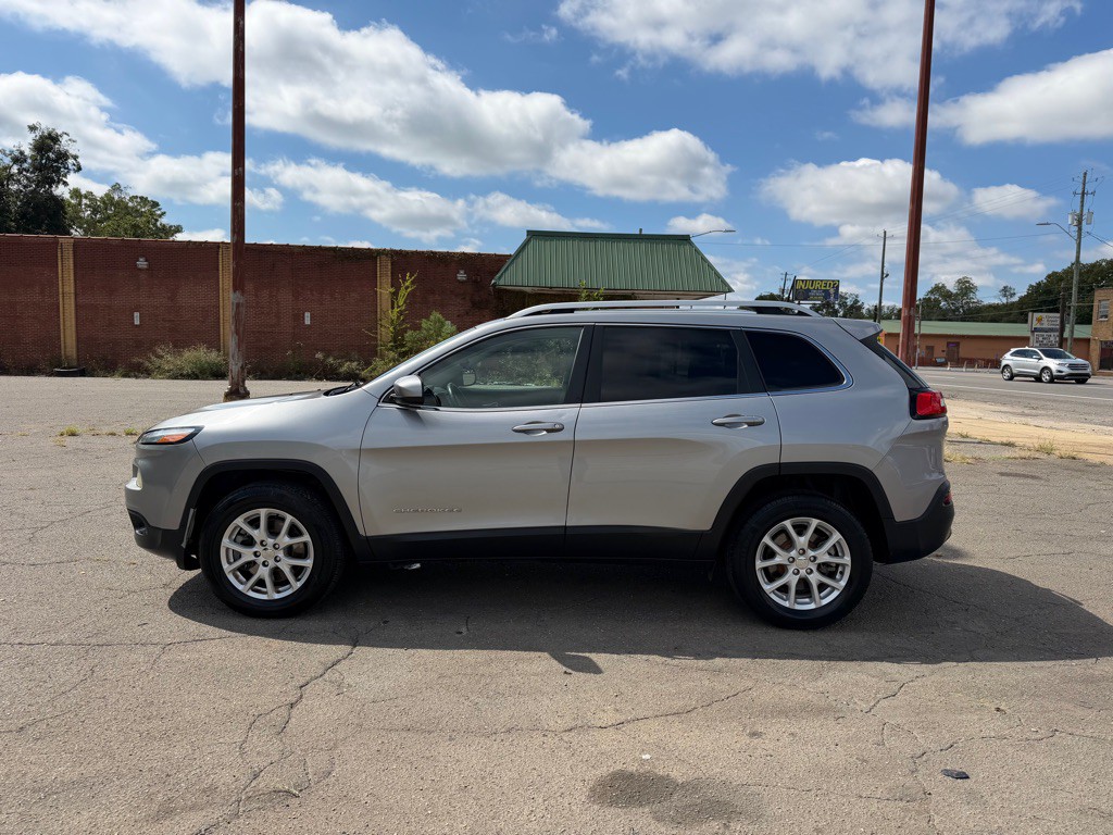 2017 Jeep Cherokee Image 2