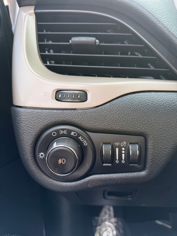 2017 Jeep Cherokee Image 12