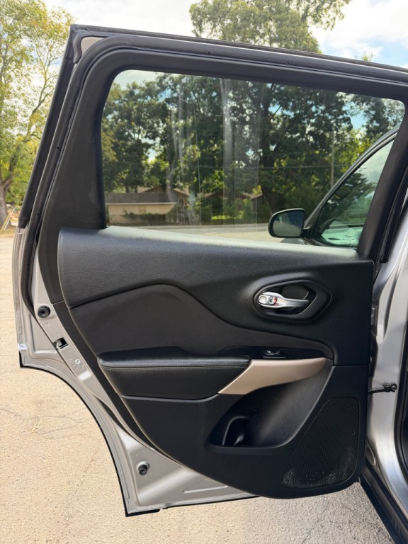 2017 Jeep Cherokee Image 17