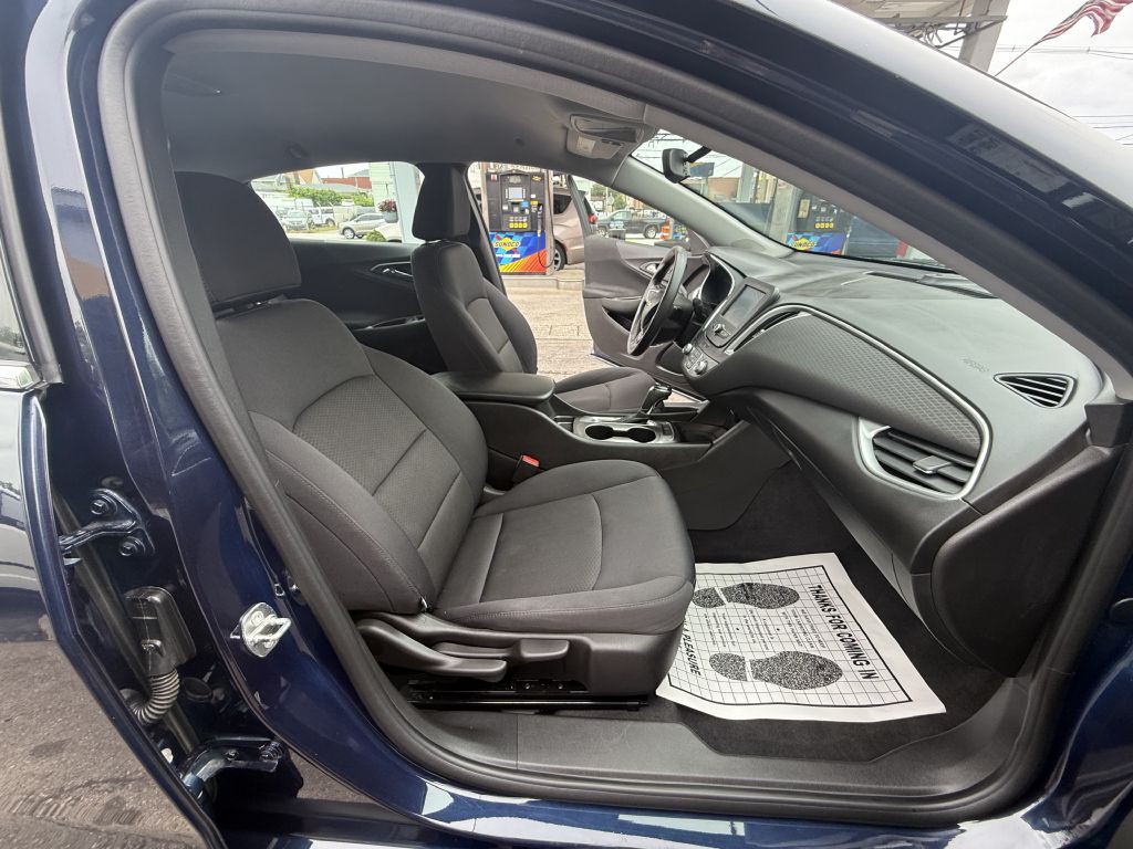 2016 Chevrolet Malibu Image 9
