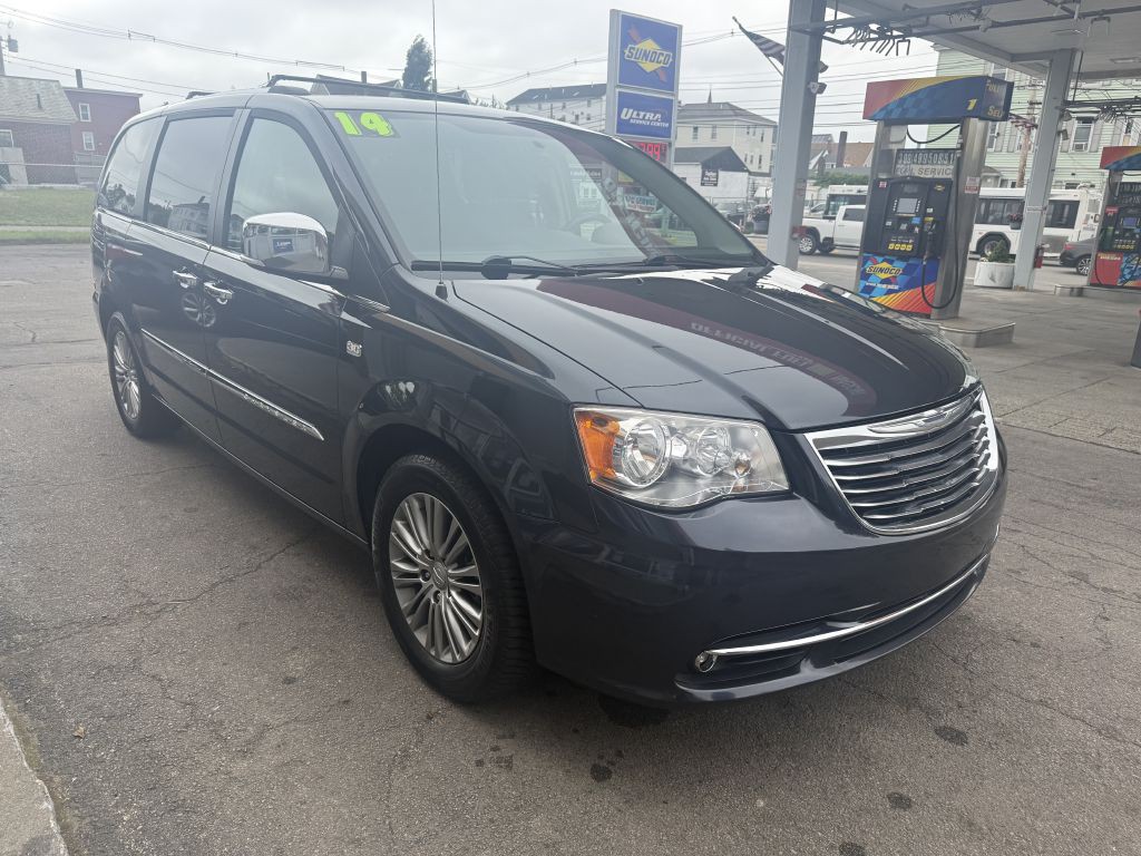 2014 Chrysler Town & Country Image 2