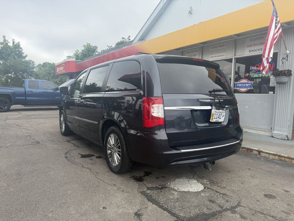 2014 Chrysler Town & Country Image 5