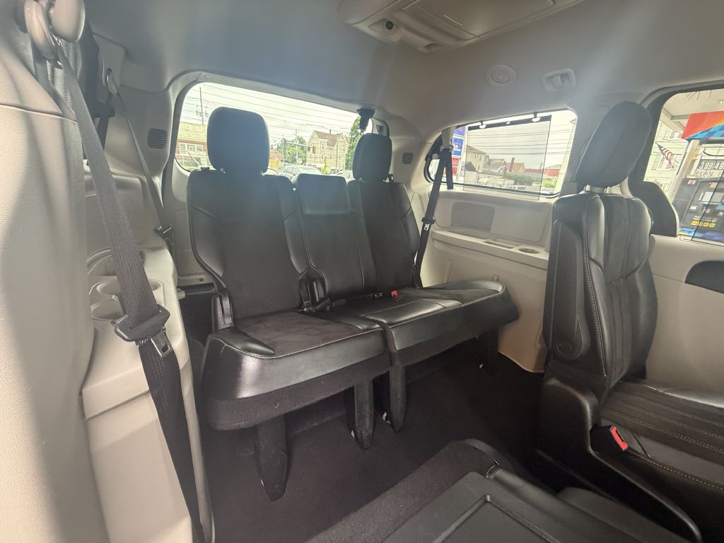 2014 Chrysler Town & Country Image 10
