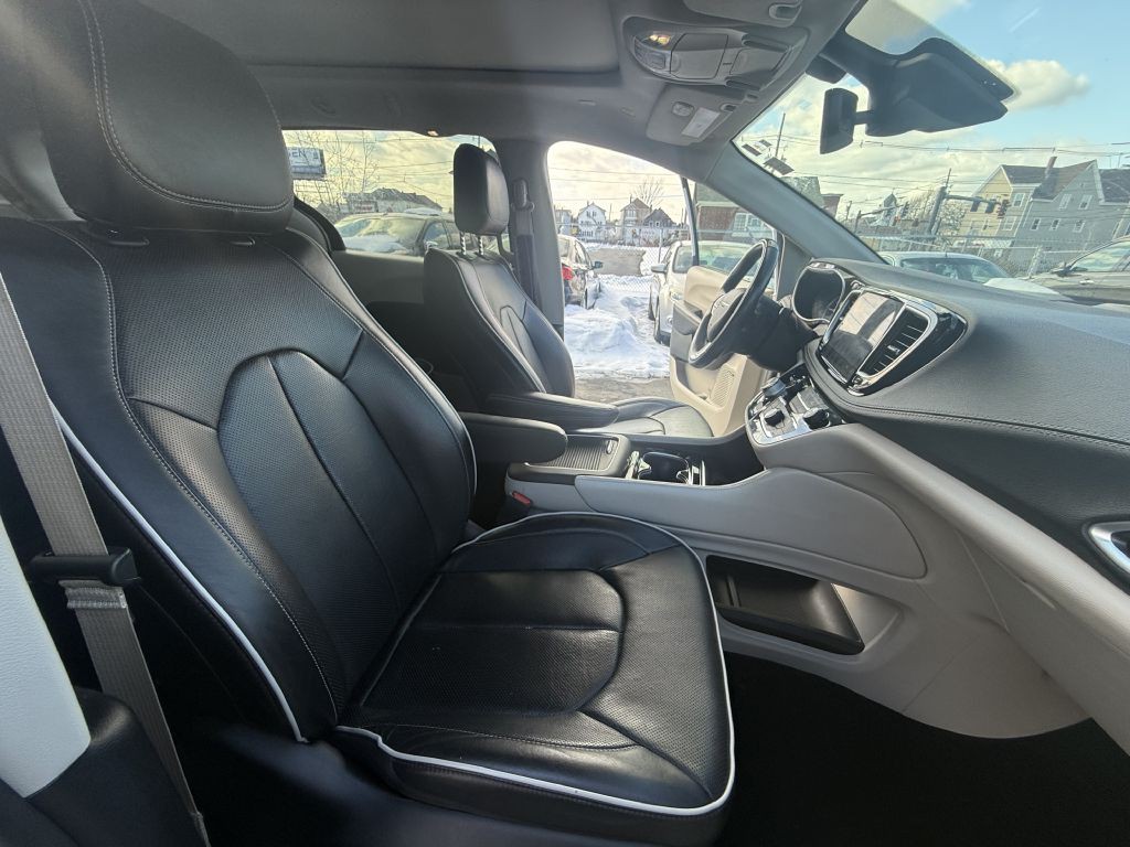 2022 Chrysler Pacifica Image 9