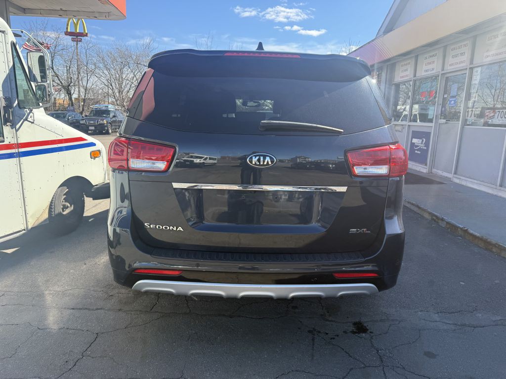 2015 Kia Sedona Image 4