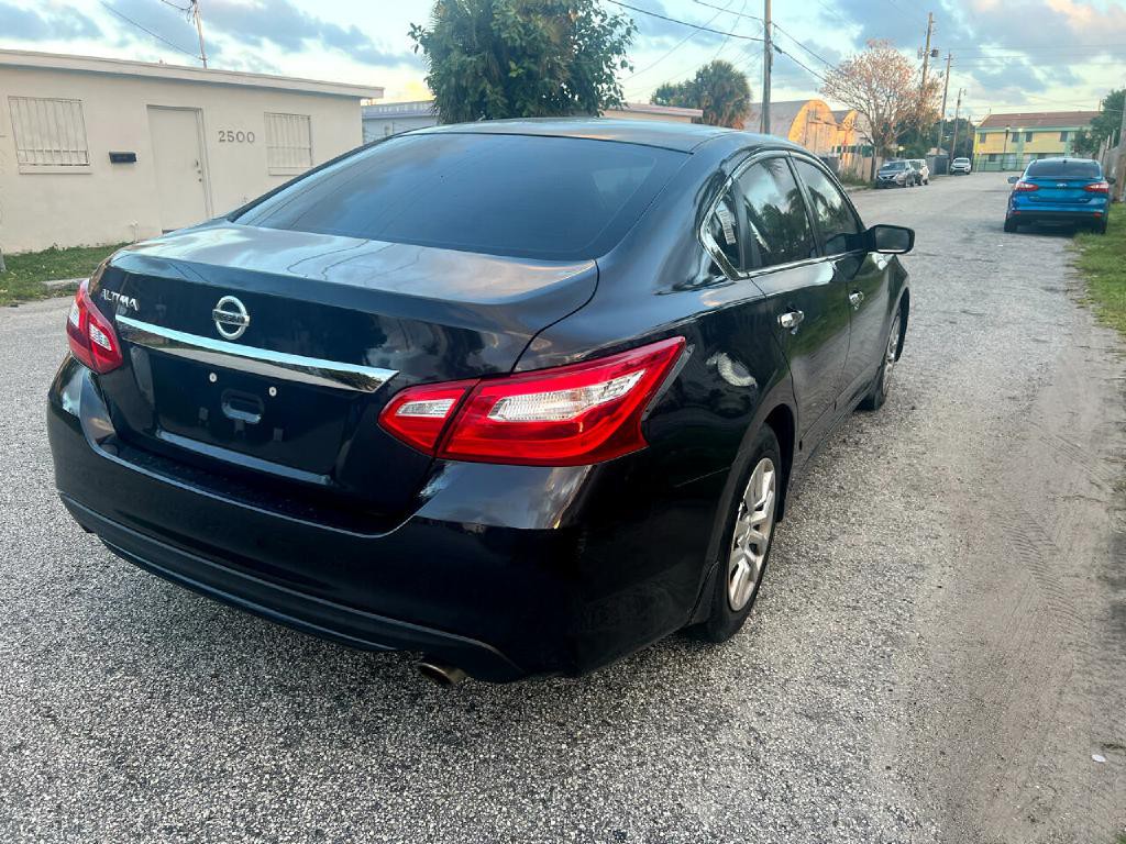 2017 Nissan Altima Image 10