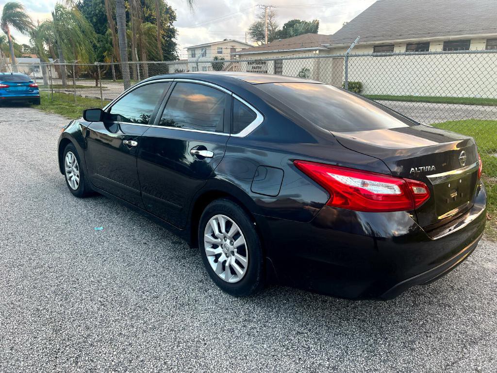 2017 Nissan Altima Image 14