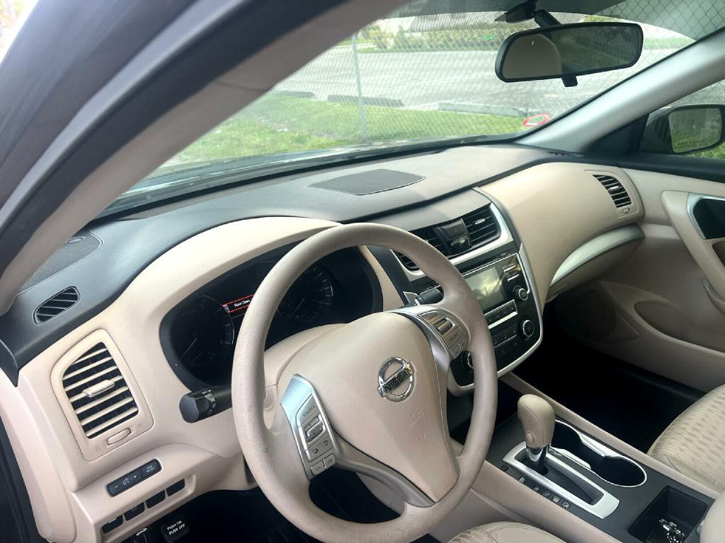 2017 Nissan Altima Image 19