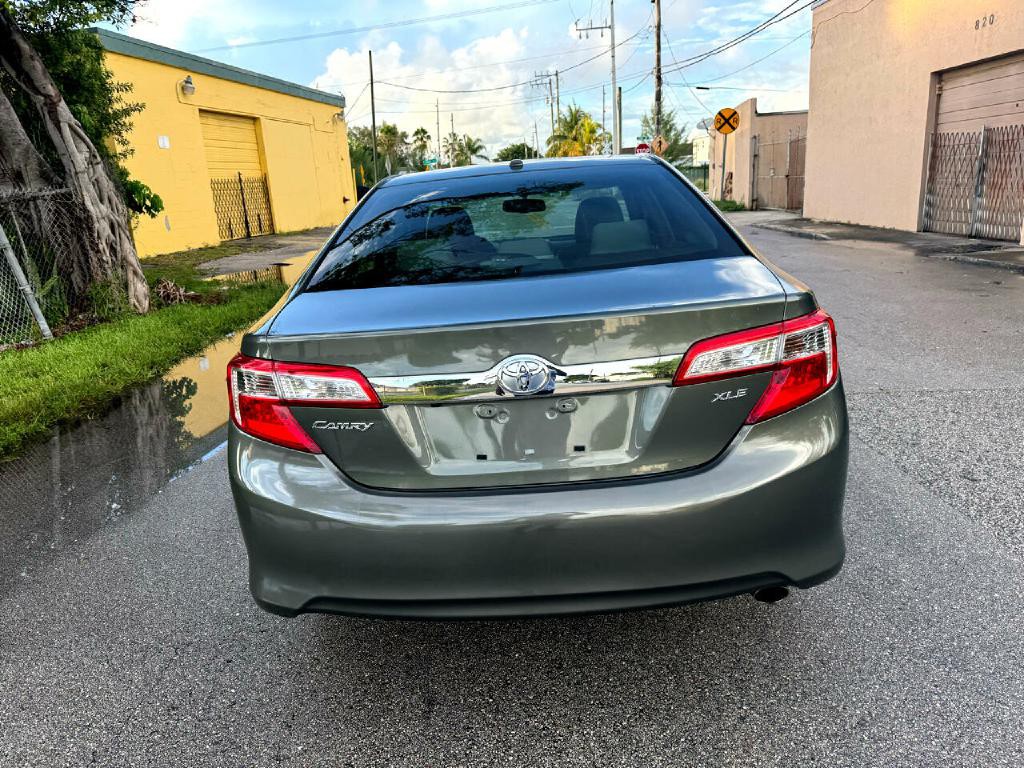 2014 Toyota Camry Image 9