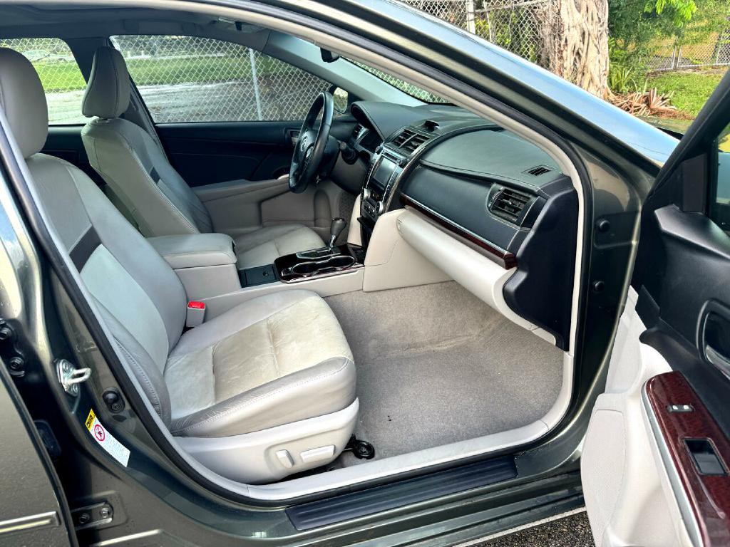2014 Toyota Camry Image 18