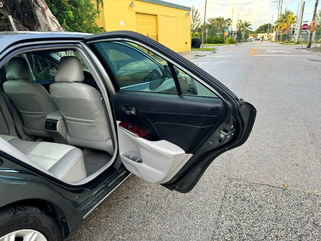 2014 Toyota Camry Image 19