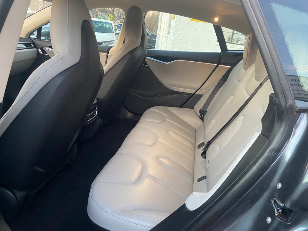 2015 Tesla Model S Image 8