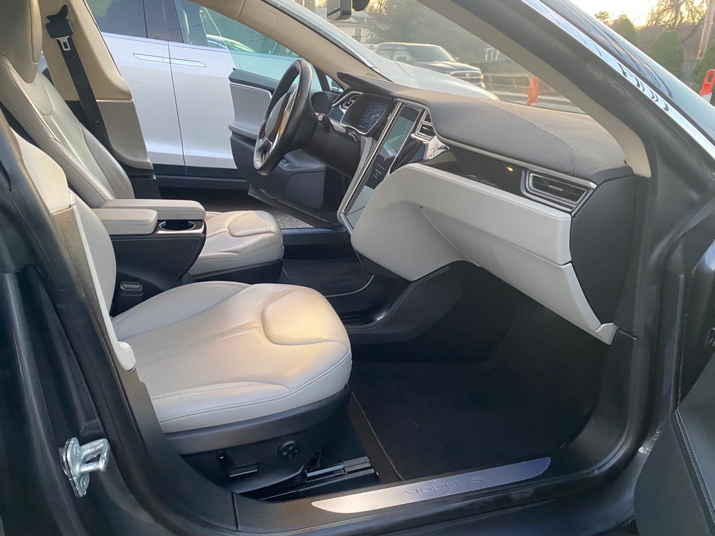 2015 Tesla Model S Image 11