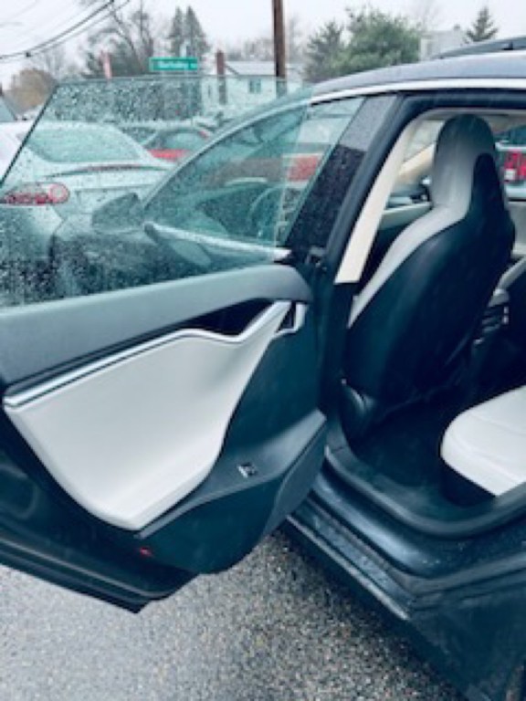 2015 Tesla Model S Image 12