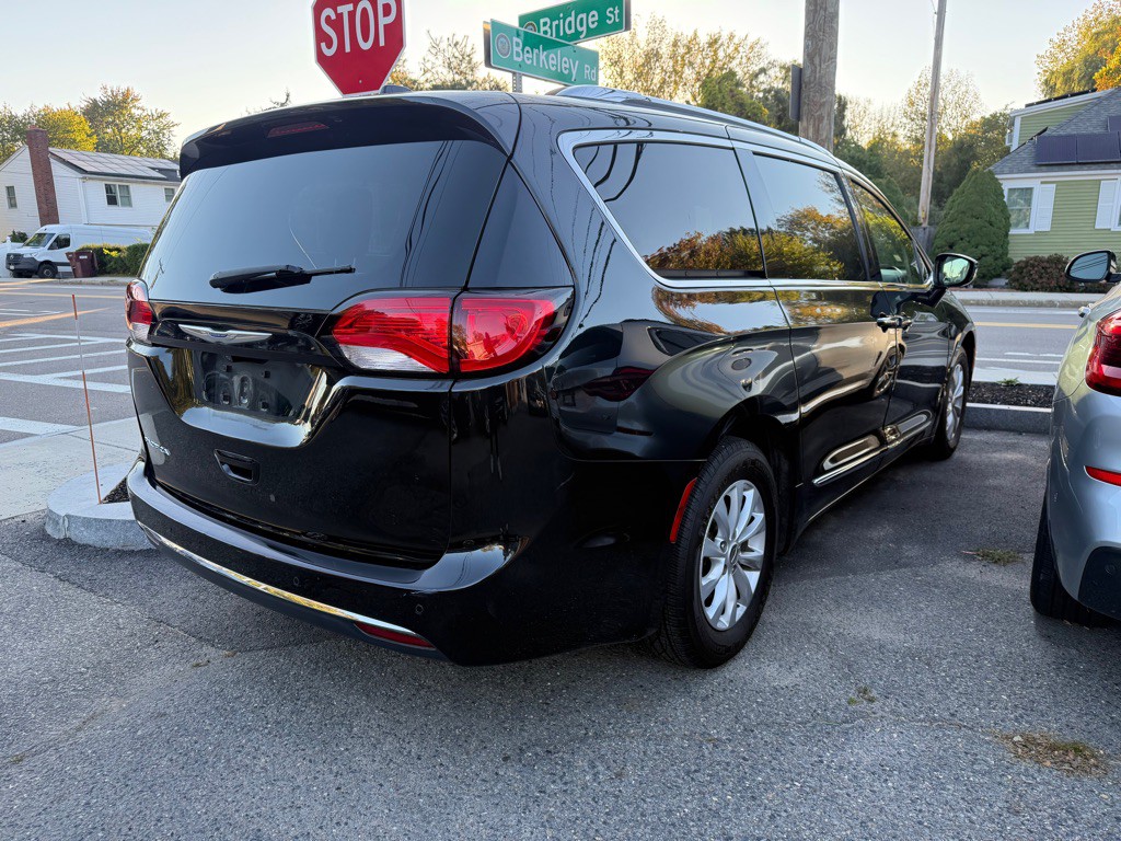 2019 Chrysler Pacifica Image 3