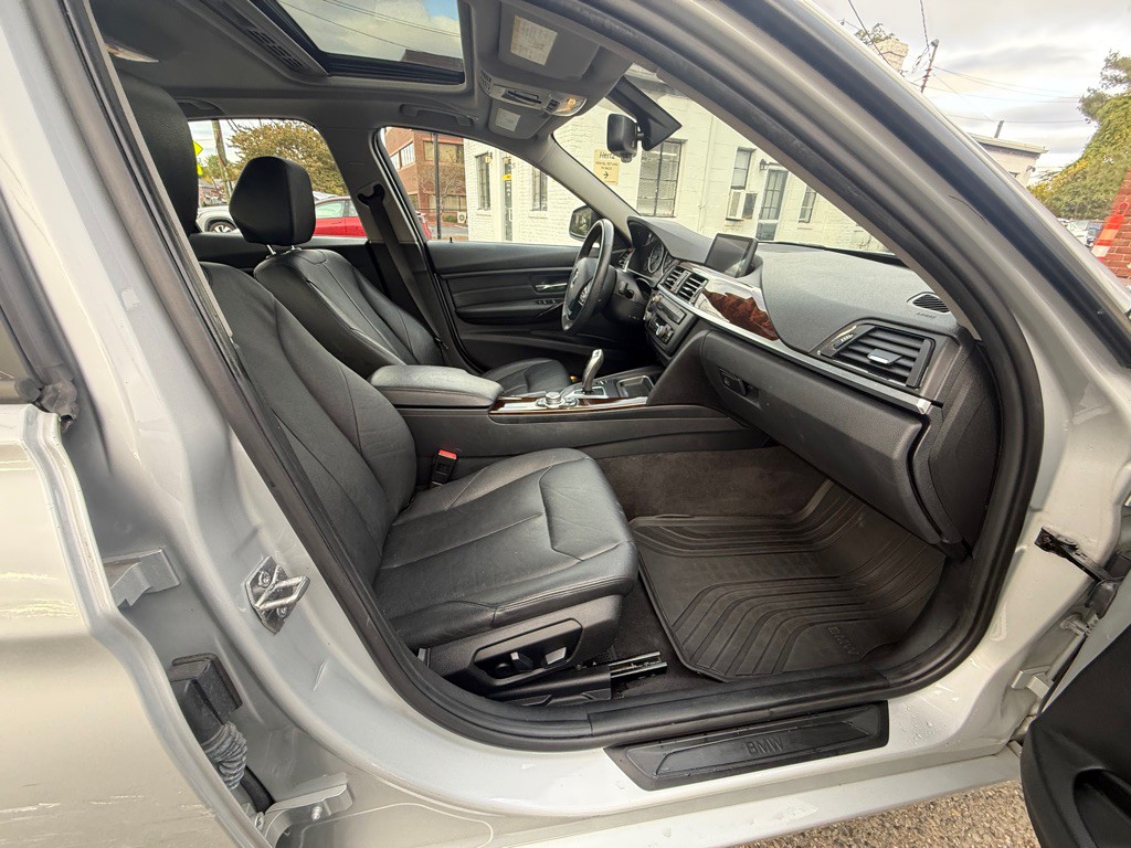 2013 BMW 3 Series Image 11