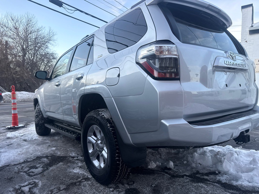 2021 Toyota 4Runner Image 3
