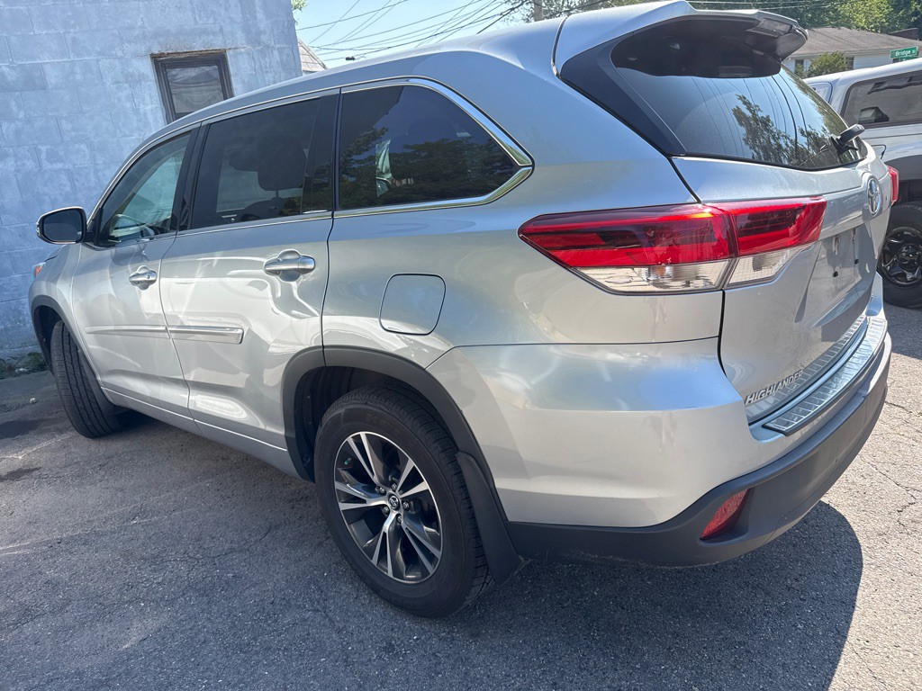 2017 Toyota Highlander Image 2
