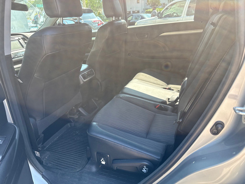 2017 Toyota Highlander Image 10
